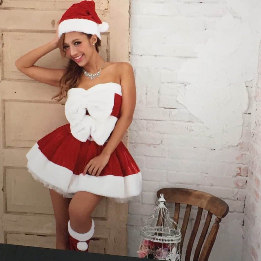 ユリサのインスタグラム：「サンタコス撮影❤ 今まで見たサンタさんのコスチュームの中で1番タイプ💓 かわいー😍 #tika #dress @tika_dress  #サンタ #santa #🎅 #costume #Christmas #🎄」