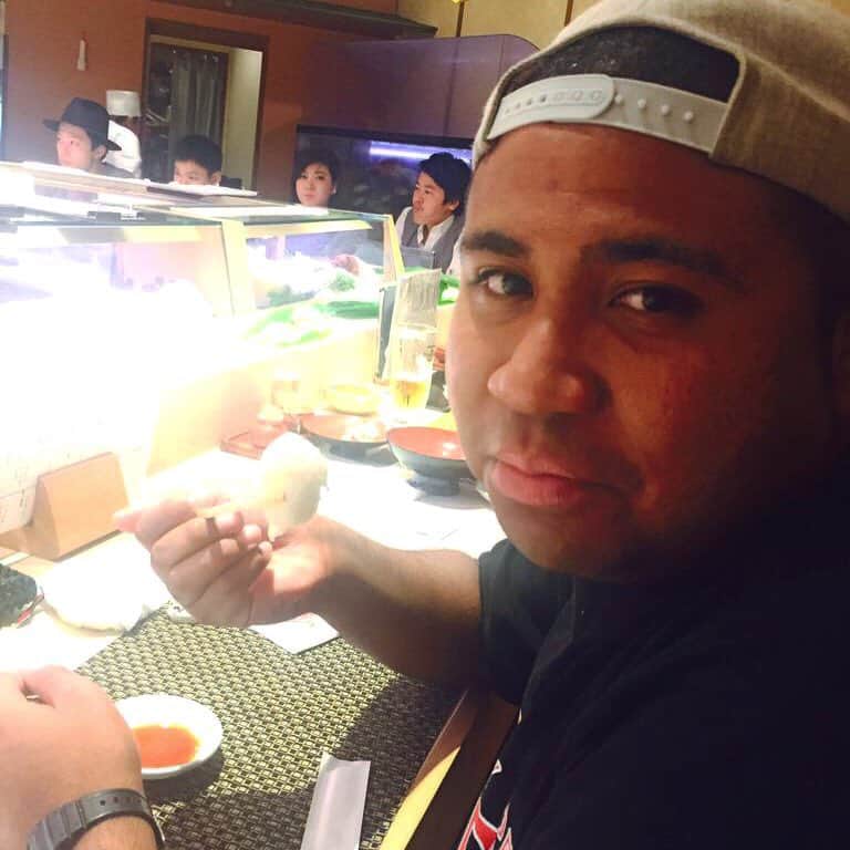 アントニーのインスタグラム：「寿司を食らう。  #寿司 #実家は寿司屋 #やっぱり最初はコハダから #トロタク巻き食べたい #昔実家の寿司屋を食べログで検索したら口コミの所にやたらとこの寿司屋黒人の少年がうろついてると書かれていた。 #人生いろいろ」