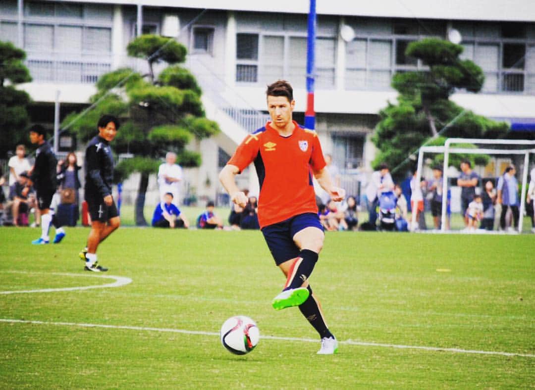ネイサン・バーンズのインスタグラム：「Training ground #fctokyo #fans」