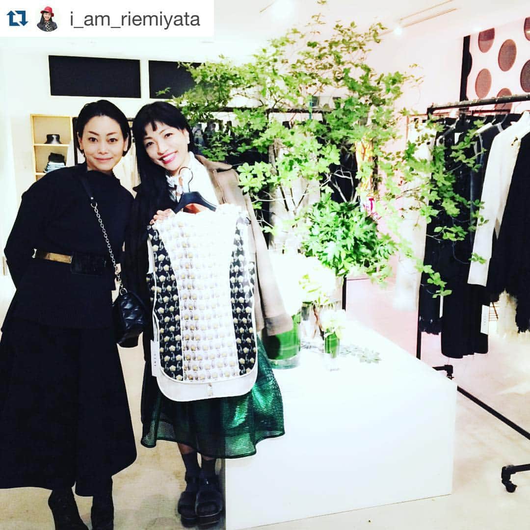 のインスタグラム：「@i_am_riemiyata  Thank you for your visit!  #Repost @i_am_riemiyata with @repostapp. ・・・ RESTIRから新ブランド「IRENE(アイレネ)」が2016春夏にデビュー☆海外おしゃれスナップでも常連のクリエイティブディレクター @maikorestir さんと*\(^o^)/*♡ #restir #restirtokyo #tokyo #tokyostore #irene #fashion #fashionstyle #newbrand #japan #japanbrand #farfetch #リステア #アイレネ #柴田麻衣子 #いつもお洒落さんでうっとり #restirblock」
