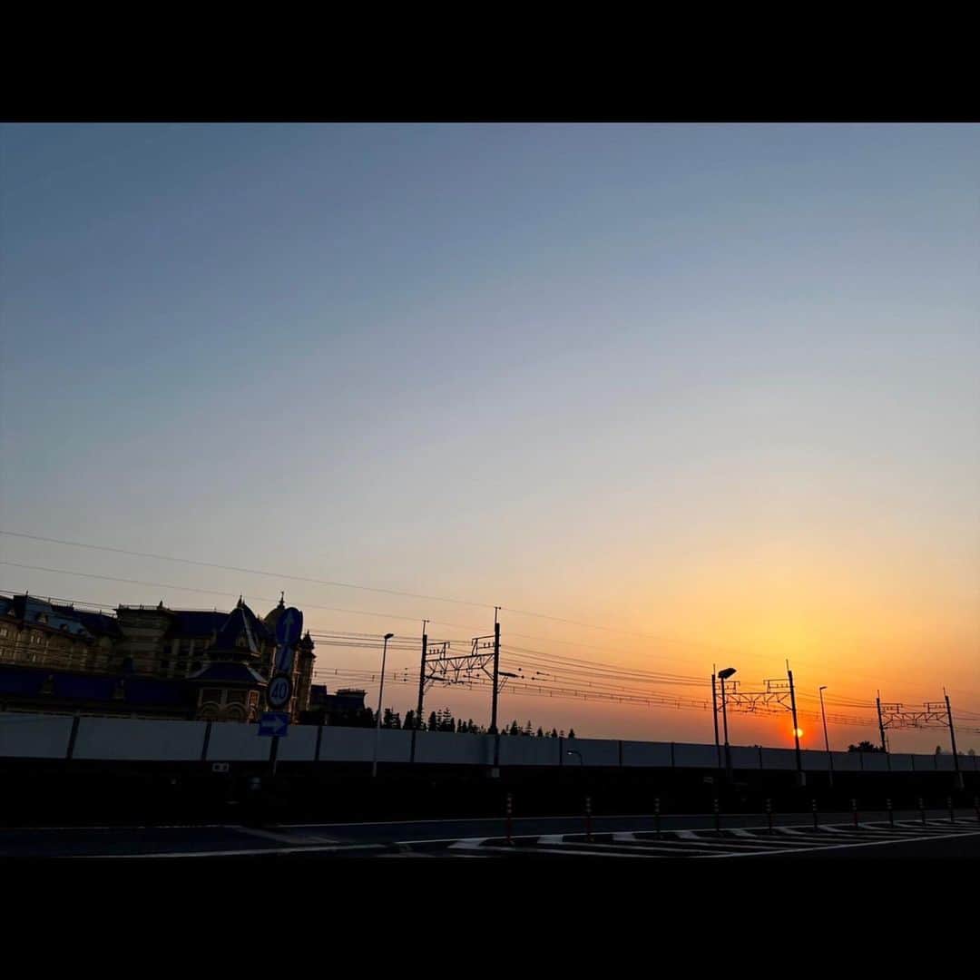 木村拓哉さんのインスタグラム写真 - (木村拓哉Instagram)「⁡ ⁡ ⁡ 「今日の撮影もありがとうございましたぁ〜‼︎ 明日も宜しくお願いします‼︎」 ⁡ PEACE! ⁡ STAYSAFE! ⁡ 拓哉 #木村拓哉#TakuyaKimura」3月12日 18時22分 - takuya.kimura_tak