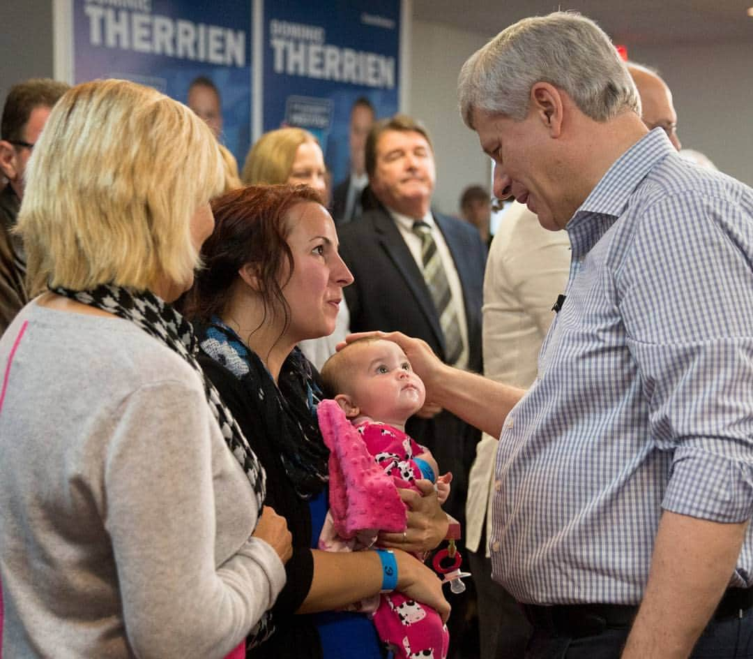 スティーヴン・ハーパーさんのインスタグラム写真 - (スティーヴン・ハーパーInstagram)「Today I was in Trois-Rivières to show families how the tax hikes promised by the Liberals will affect them. Conservatives know that families need tax breaks to put money in their pockets, not tax hikes to take more of their hard-earned dollars.  Commit to vote Conservative to protect our benefits for families, and to protect our economy.」10月16日 10時59分 - stephenharper