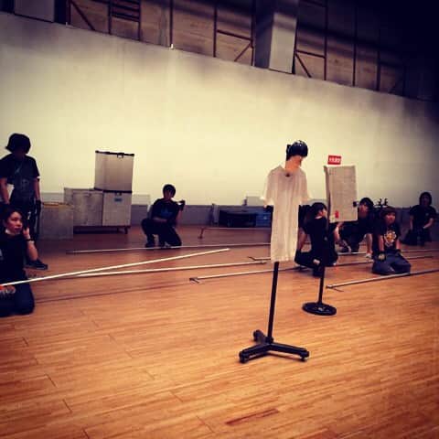 RIP SLYMEさんのインスタグラム写真 - (RIP SLYMEInstagram)「【Ripstagram : vol.46 照明 原口敏也】照明スタッフ　新人研修会。参加希望のあなた！、早めに原口まで！！ 若手が育ってます！  さあ～～　やりますか TOUR  おじさんも負けてられません・・・笑  原口敏也 (A EST FIRM) #ripslyme #ripstagram #Tour_of_ten #ツアースタッフ #照明さま #いつも鮮やかな #色とりどりの照明 #ありがとうございます #私たちも #新人研修会 #参加したい… #今回のツアーも #どんな演出になるか #お楽しみに！」10月16日 19時46分 - rip_slyme