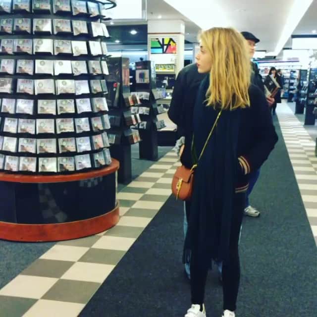 アリス・アイザズのインスタグラム：「ENFIN la sortie du meilleur album électro de l'année !!! Dépêchez vous d'aller l'acheter avant qu'il y ait rupture de stock ! #synapson #convergence #folie #bellessoiréesenperspective @synapson ❤️💃🏼」