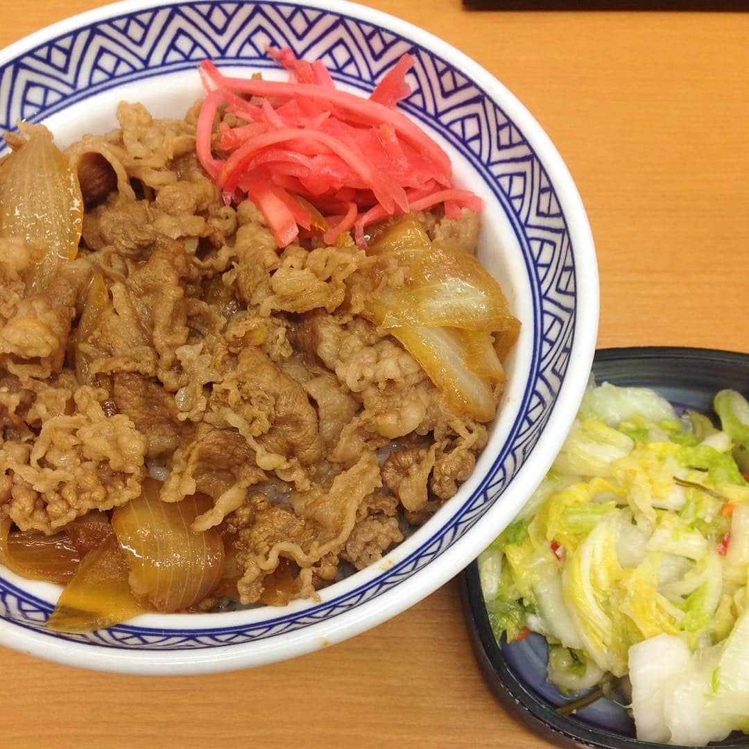 のインスタグラム：「わっぱを買ったけど、まだ落ち着かずなかなかお弁当を作る余裕がないね〜。で、女は黙って牛丼。うまー♡」