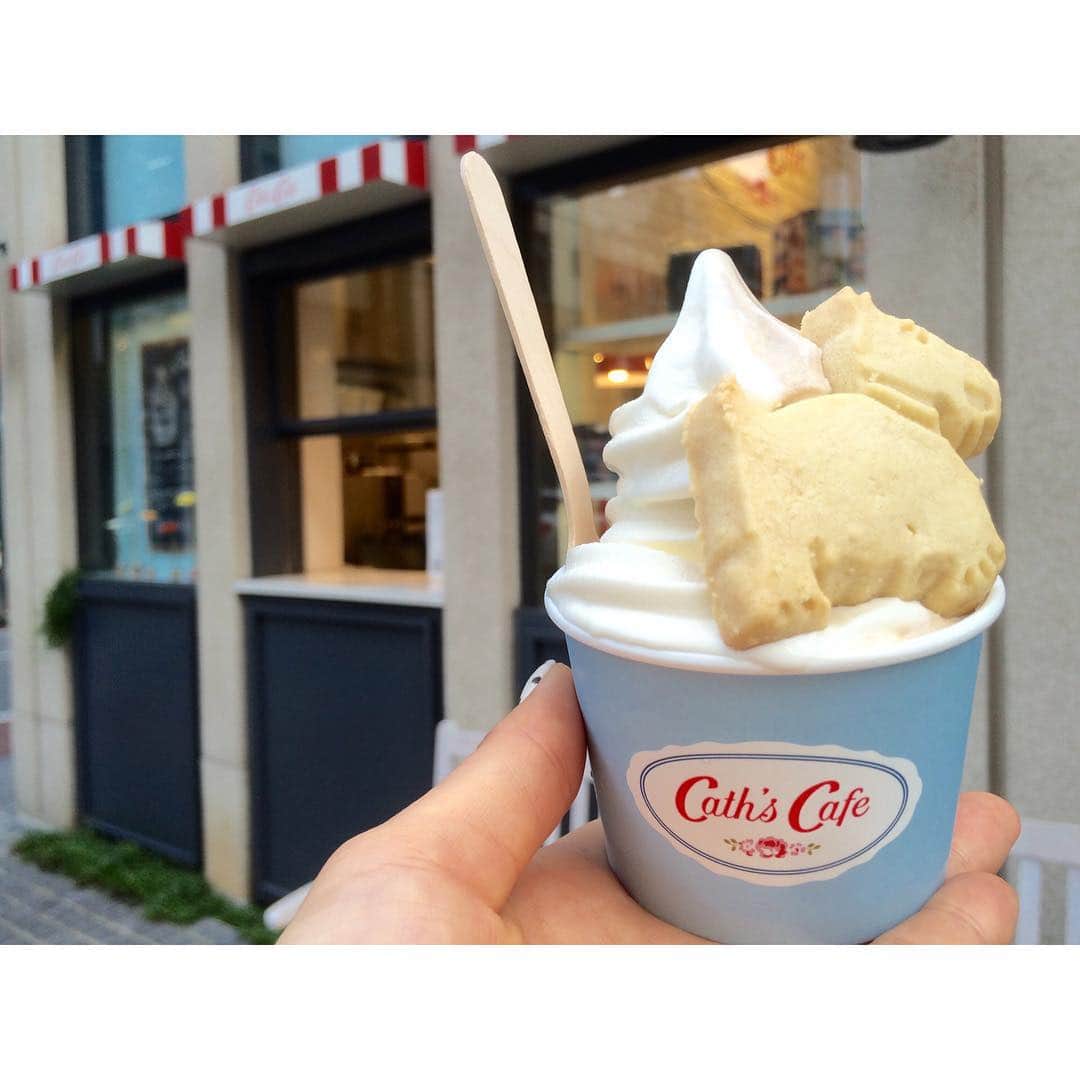 西口真央のインスタグラム：「😳🍦 #CathKidston #Cathscafe #自由が丘#限定 #キャスキッドソン#キャスカフェ#紅茶ソフト#softcream #yum #sweets #icecream #将来の夢はアイスクリーム屋さん」