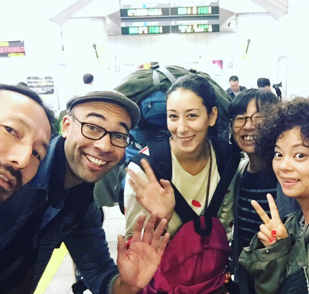 のインスタグラム：「夕方、イージュとマネルがパリに帰るというので秋葉原へmobiileりかちゃん、ダーリンと共にお見送りに。私はまたすぐ会えるというのに、なんだかホロッときて泣いてしまって、ちょっと恥ずかしかった。哀しかったんじゃなくて、久しぶりにパリの空気を連れてきてくれたふたりと、それにジョインしてくれた日本の友達の温かさに感極まったんだと思う。私の人生には日本も不可欠だけど、それと同じくらいフランス人とフランス語で心を交わす時間が、もうなくてはならなくなっていることを、今回改めて感じ入りました。Merci pour mes amis ♡」