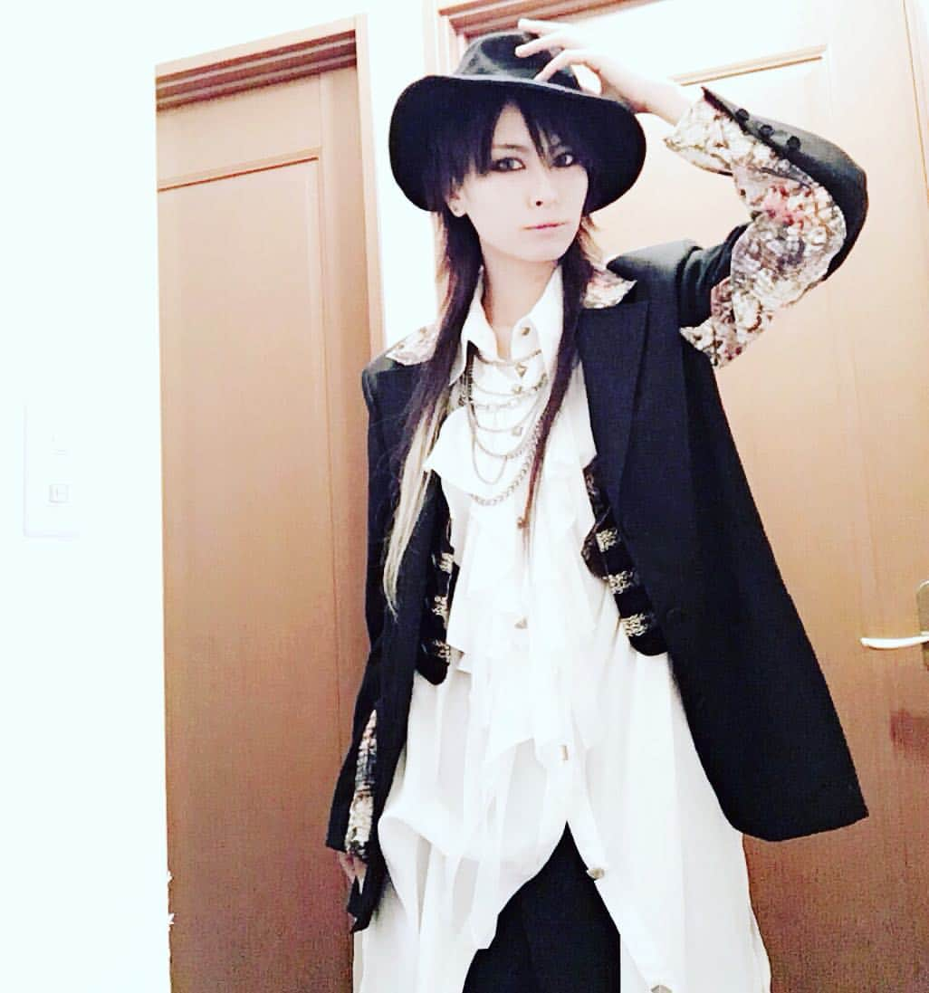 AKIRA のインスタグラム：「AKIRAコーディネート #ALGONQUINS #elementsH #h.naoto」