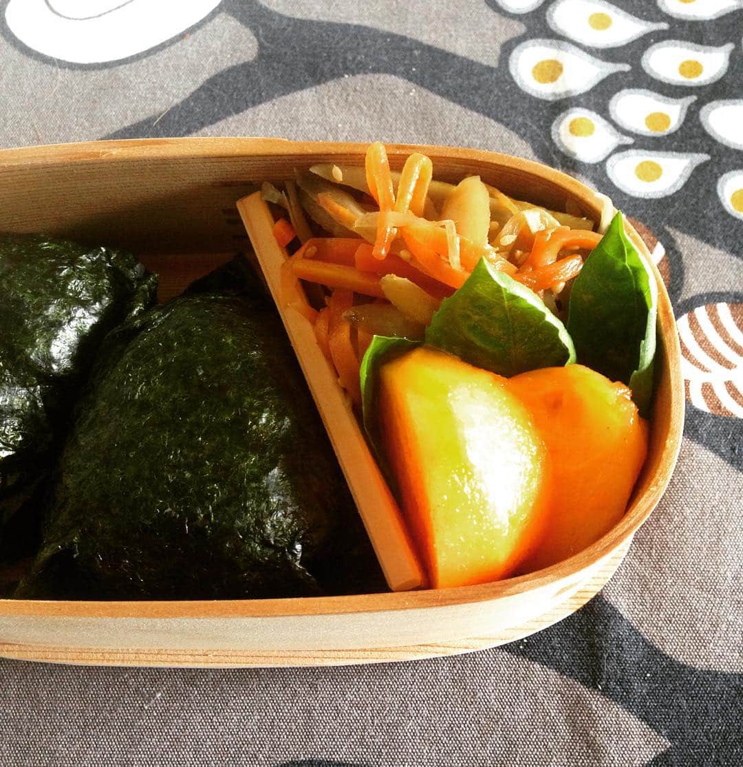 のインスタグラム：「かろうじて、きんぴらおにぎり弁当。わっぱを買った時についてくる仕切りって、必要ないんじゃないかと思ってたけど、いるいる、いるね。こんな風に完全に形状が違うものを詰める時、とても便利！そのうち余裕ができたら、フレンチテイストのお弁当とか、いろんなの作りたいなあ。  #猫沢飯」