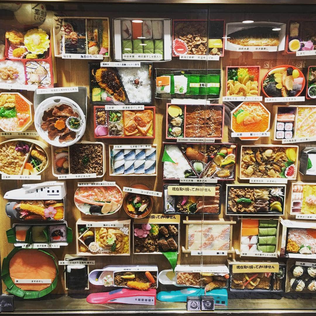 小堀紀代美さんのインスタグラム写真 - (小堀紀代美Instagram)「東京駅の駅弁屋やさんで、どれにしようかな？  お弁当を買って、出張で20年ぶりくらいの金沢へ。」10月18日 10時36分 - likelikekitchen