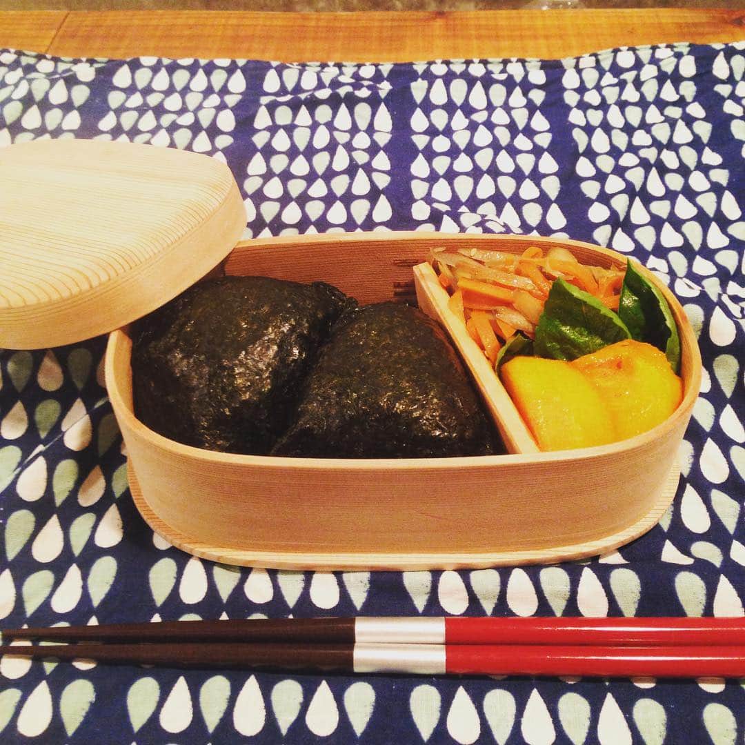 のインスタグラム：「にゃんフラ日曜クラス、午前の部が終了〜。今日は説明に力のいる部分冠詞だったので、お弁当持ってきてほんとによかった…T_T しかし初期フランス語を教える愉しさ、難しさを日々痛感しております。説明に必要な例文をたくさん引用できない初心者に文法を教えるという、卵が先かにわとりが先か的な。ただテキストを順立てて説明してハイおしまい。あとは自分でやってね、なんてやり方じゃわかるわけないんですよ。ある程度形が見えてきたら次へ行って、理解の幅ができたらまた戻るを繰り返すレッスンでないと、見たこともない複雑なフランス語の地図を頭の中に持つことは不可能だと私は思うんだよな〜。（わっぱに入れるとおにぎりも数倍美味しくなるね♡デザートは柿です）  #にゃんフラ  #猫沢飯 #弁猫」