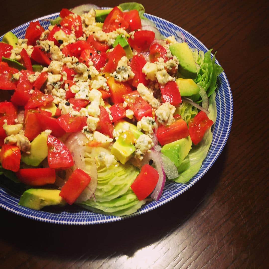 志摩有子さんのインスタグラム写真 - (志摩有子Instagram)「あとは切って盛り付けるだけのサラダを。レタスに紫玉ねぎ、アボカド、トマト、ブルーチーズドレッシングのウエッジサラダ。 #2品で晩ごはん #アイスバーグウエッジサラダ #ブルーチーズLOVE #これでワインも飲めます」9月24日 21時45分 - ariko418