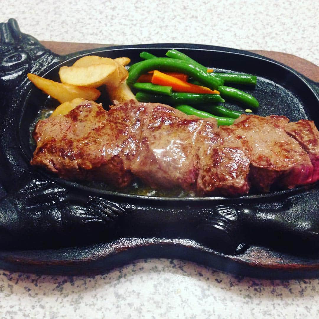 長田庄平のインスタグラム：「in沖縄 #沖縄といったら深夜のステーキ #テンダーロインステーキ #300g #3700円 #給料日のご褒美 #沖縄最高」
