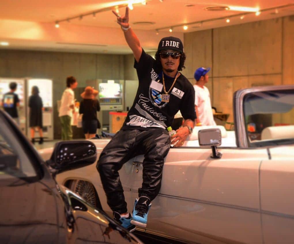 のインスタグラム：「DJ GOとPMX、GAYA-Kはアーティスト枠で自分の車を展示してた オレもHomies C.C.として'64インパラを出展する予定だったけど ライブ出演が決まったんで泣く泣く断念 ホントは'15エスカレードだけでもディスプレーしたかったんだけどね 関係者駐車場にひっそりと停めてたよ @djgo_730 #nextautoshow #HOODSOUND #cadillacboys」
