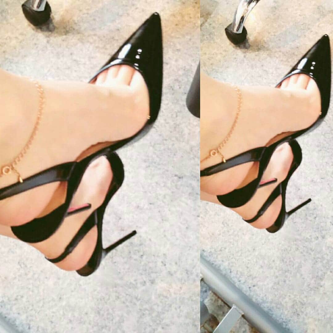 のインスタグラム：「打ち合わせ用ピンヒール、半額でゲット🙆　#勝負靴　#クリスチャンルブタン #ChristianLouboutin」