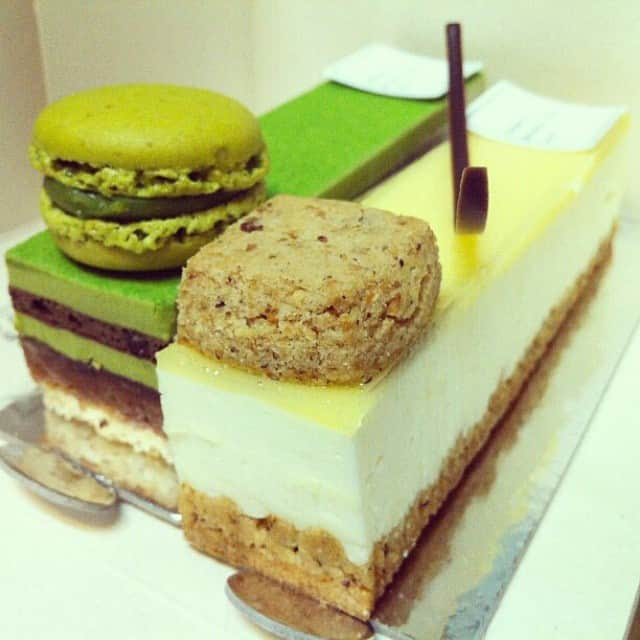 Pâtisserie Sadaharu AOKI Parisのインスタグラム：「Repost from @_kawenskie -  Mâcha Azuki and Lemon Cheesecake by Aoki to end the day in a good note」