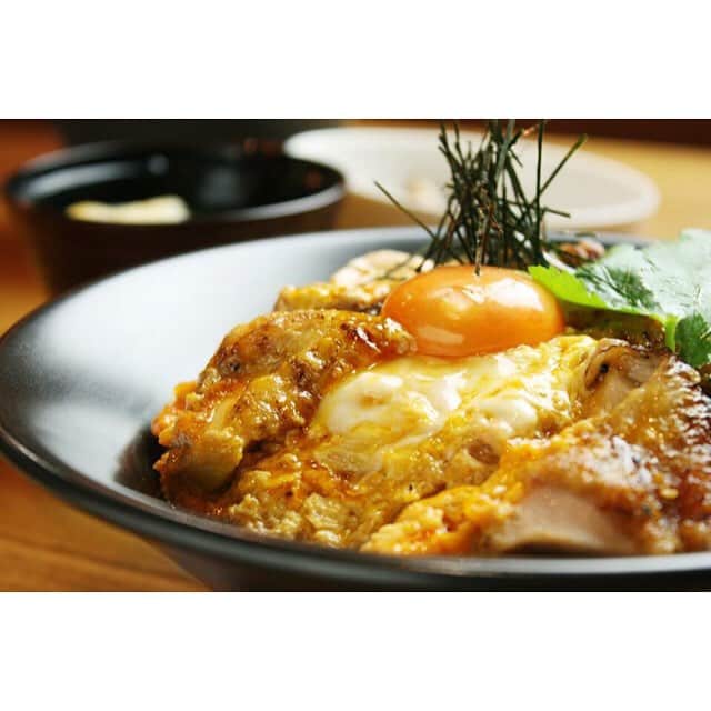 Washoku (和食) Japanese Foodのインスタグラム：「Do you know the origin of the name "oyakodon" (親子丼)? "Oya" means parents and "ko" means "children". That is why the bowl of chicken and eggs is called that way. The chicken and eggs are boiled in Japanese dashi before being served on a bowl of rice. Photo taken at Yakitori Hachibei Roppongi-hills http://washokuculture.com #japan #japanesefood #washoku #yakitori #hachibei #hakata #oyakodon #玉子 #親子丼 #和食 #焼き鳥 #八兵衛 #六本木ヒルズ #中洲 #博多」