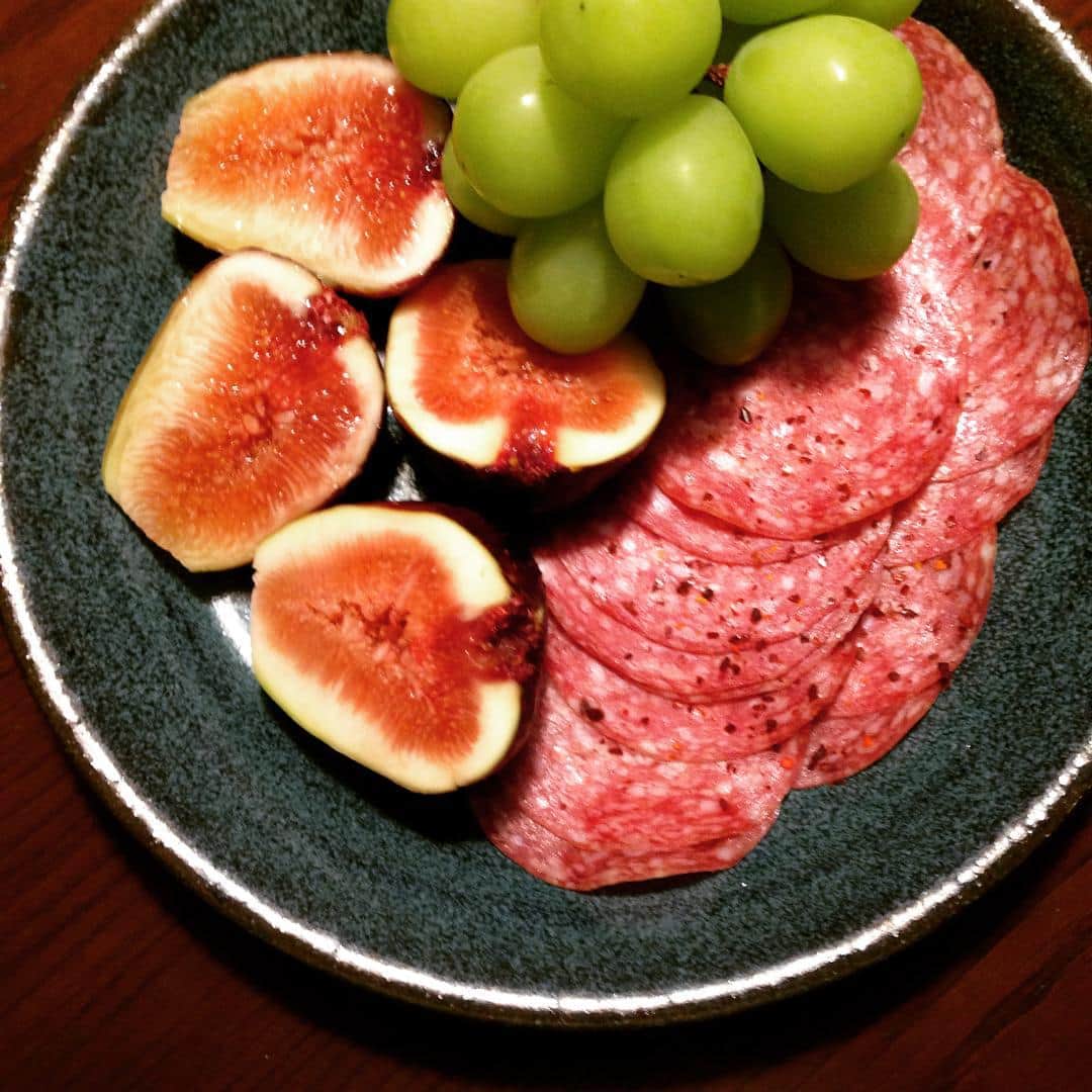 のインスタグラム：「入稿作業が続いているため晩ごはんに手間をかけられず、切って並べる簡単メニュー。サラミにいちじくとシャインマスカット。サラミには粗挽きの赤唐辛子でピリッとアクセントを。 #saturday #晩ごはん #手抜きごはん #切って並べるだけ」