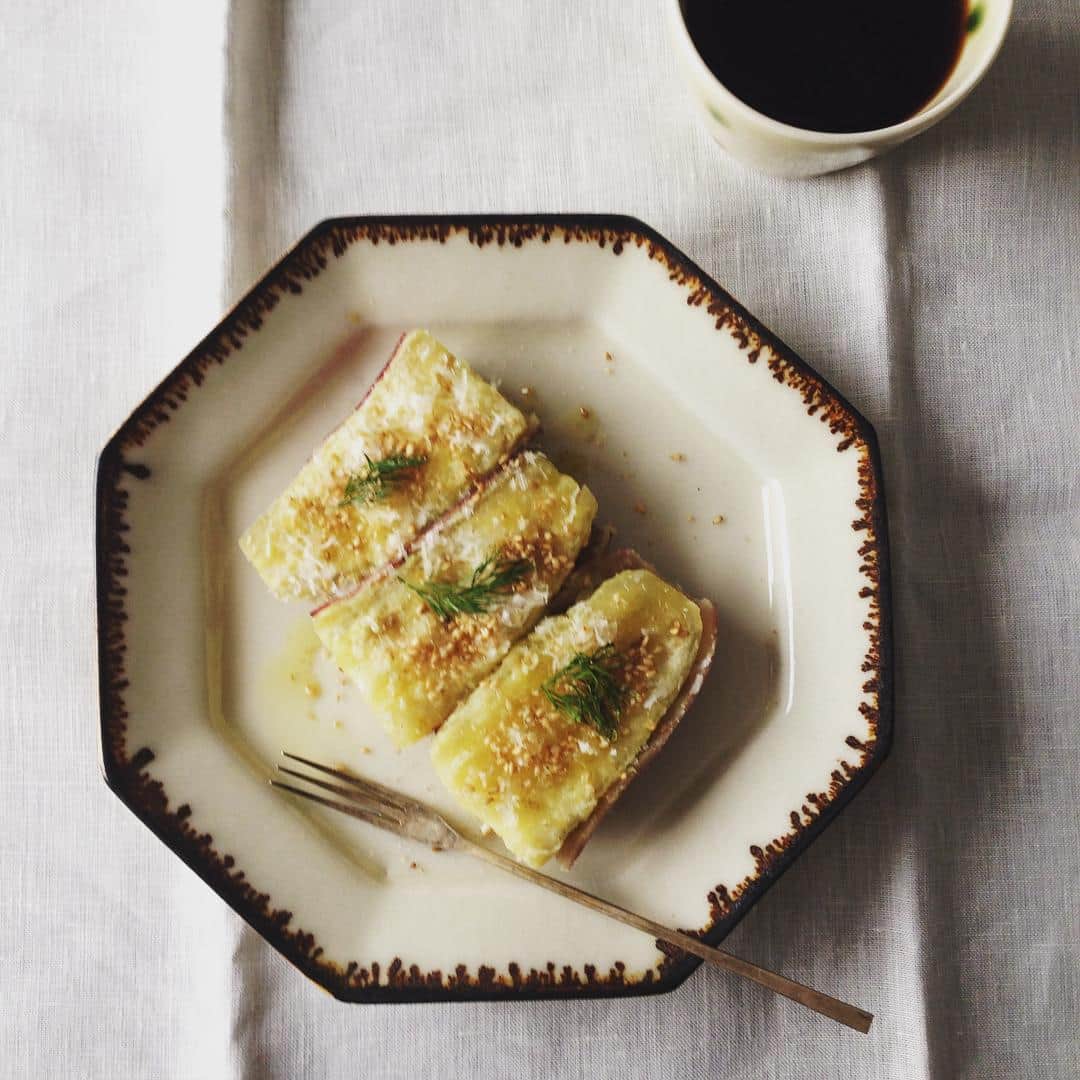 のインスタグラム：「入稿の合間のおやつにストウブで焼いたさつまいも。パルミジャーノとすり胡麻、オリーブオイルをたらすのは渡辺有子さんのレシピ。秋になると繰り返して作る一品。濃いめに淹れたコーヒーによく合う。 #おやつ #焼きイモ #staub #autumn」