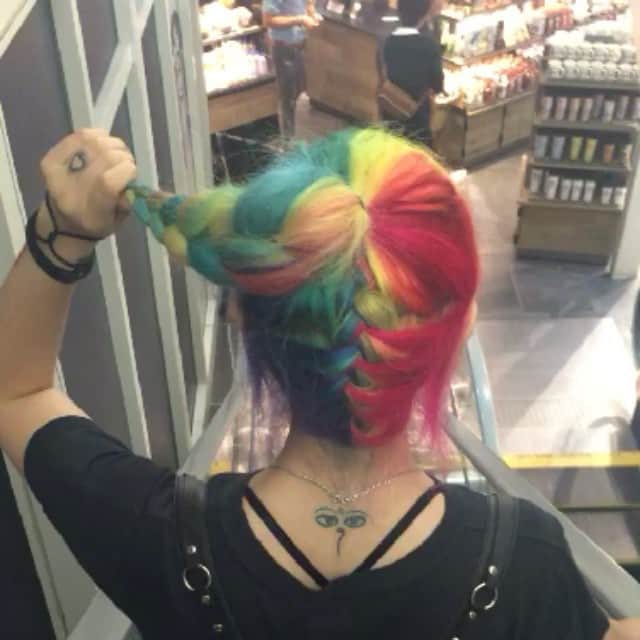 ミランダ・イバネスのインスタグラム：「💚👀 #東京 #日本 #rainbow」