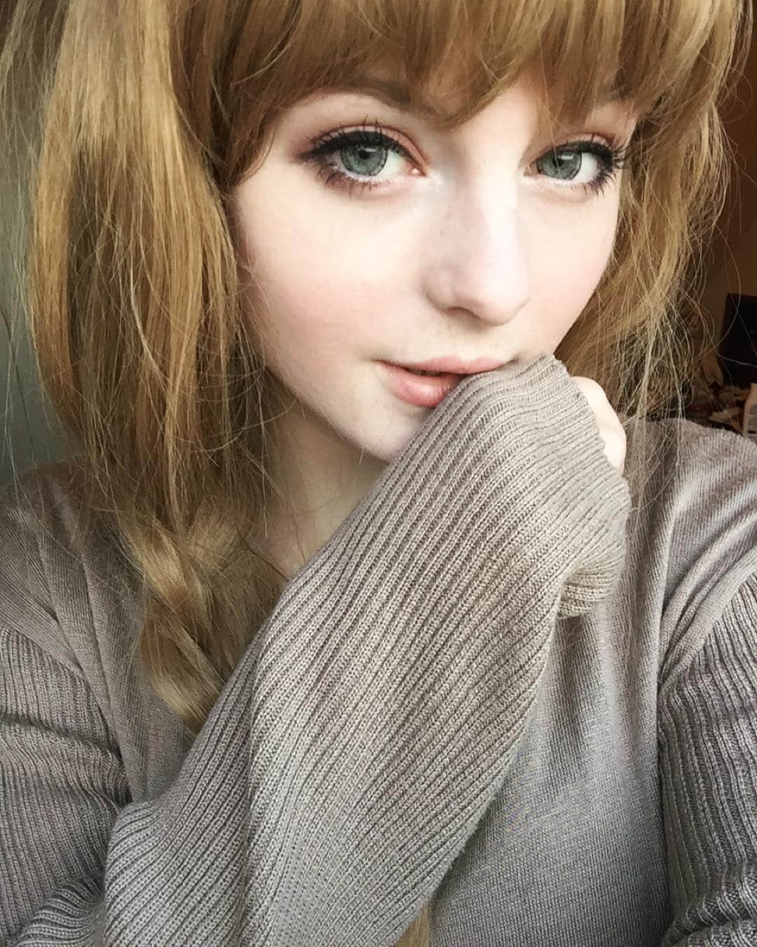 Ella Freyaのインスタグラム：「Getting colder in the Netherlands 🙀 #sweaterweather #selfie #netherlands」
