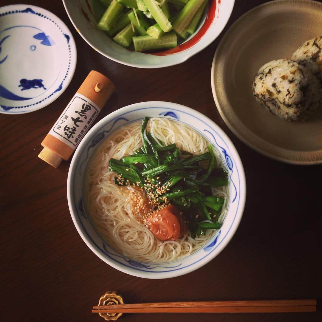 のインスタグラム：「今日も引き続き入稿day。お昼も簡単に、ニラ煮麺と高菜炒め入りおにぎり🍙 冷蔵庫のきゅうりの救済で生姜和え。 #sunday #lunch #昼ごはん  #常備菜」