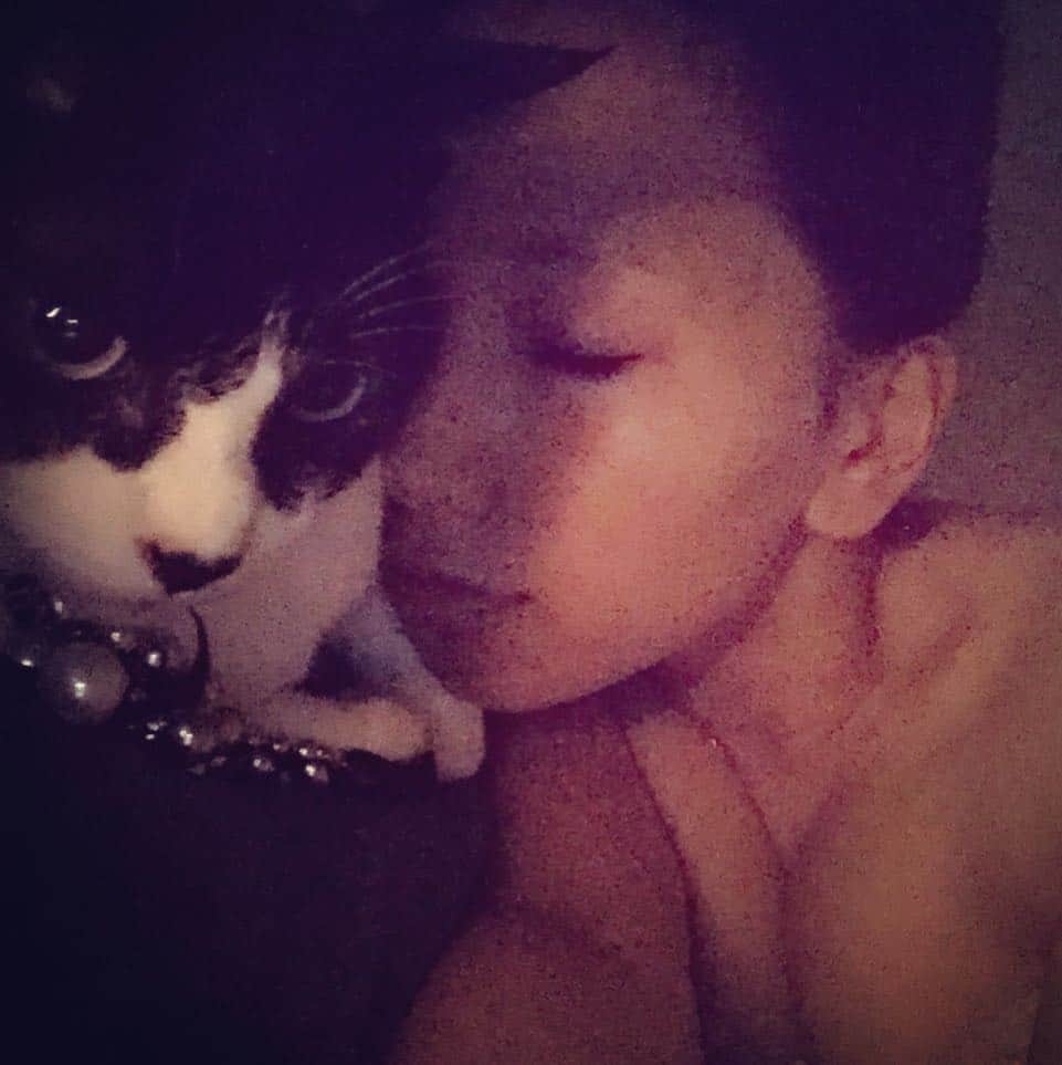 佐山愛のインスタグラム：「早寝したらもう目が覚めた。  困る。  #ロバートさん #きみが踏んづけてるソレはママのネックレスだよね？ #何故ここにある #摩訶不思議」