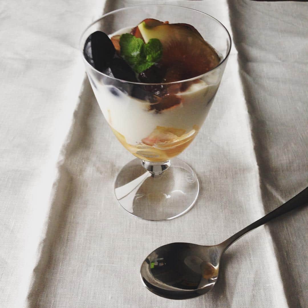のインスタグラム：「気を落ち着かせておやつ。いちじくと皮のまま食べられる長野パープルのパフェ。バニラアイスとヨーグルトを盛り合わせていちじくのジャムをソース代りにかけるだけ🍇 #sunday #autumn #grape #おやつ #パフェ」