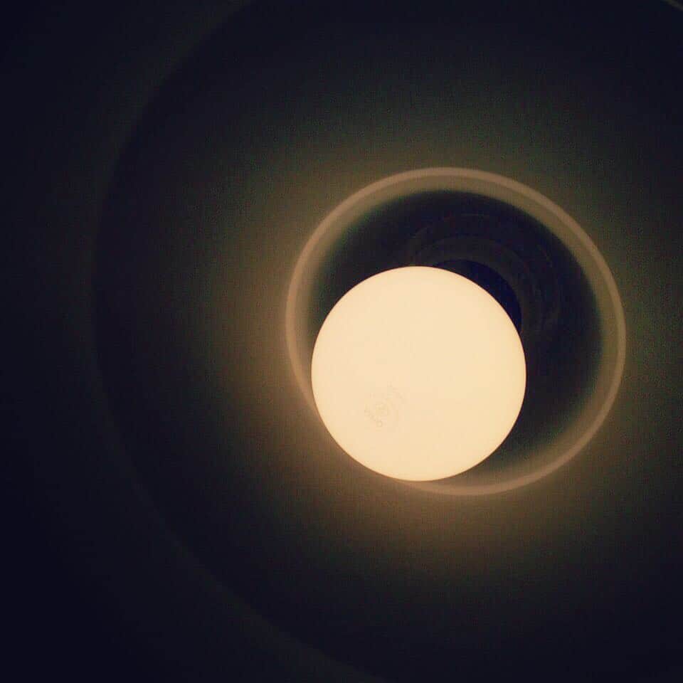株式会社 住まいずのインスタグラム：「ゆうゆうです‼︎ これは電球です。 神秘的に見えませんか？  #電球 #光 #神秘的に #ライト #照明 #明るい #鹿児島 #暮らし #宇宙 #電気 #インテリア #おしゃれ #不思議」