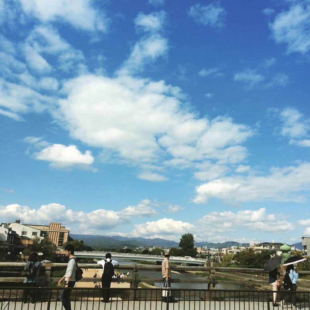笛木優子のインスタグラム：「気持ち良い天気でした！✨👍 #鴨川  날씨 넘 좋았어요~~# 쿄토 카모가와」