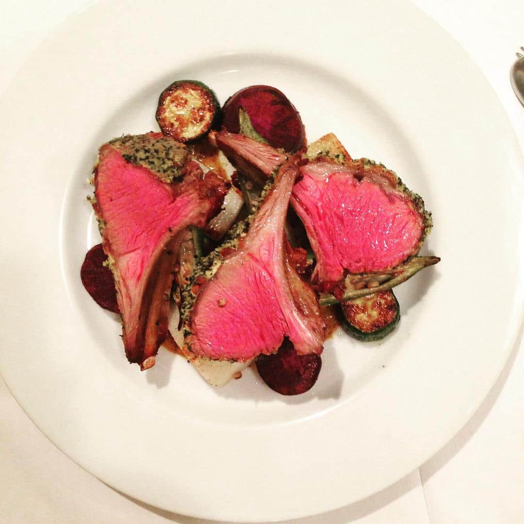 のインスタグラム：「今宵は肉焼き名人のもとに健啖家を伴って馳せ参じる。 仔羊の背肉の青紫蘇付け焼き。 #sunday #dinner #肉焼き名人 #予約の取れないお店 #この美しい焼き色を見よ  #リタちゃんありがとう」