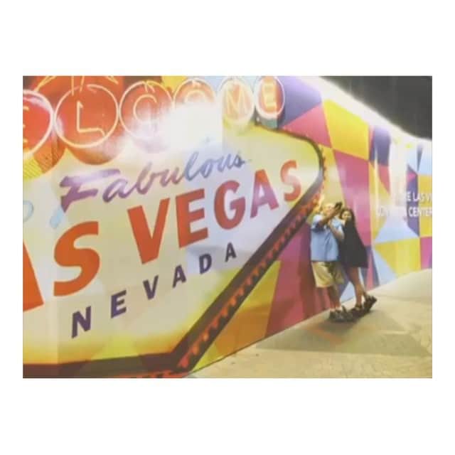 YOKOのインスタグラム：「ベガスで酔っぱらいのハゲおじさんに絡まれる動画🎥(笑) * なまり強すぎて何言ってるか謎だったのでとりあえず笑顔でAh-haて言いまくっといた☺️ * #思った以上に近づいてくるからサラッとよけてるとこ😇 #lasvegas#usa#like4like」