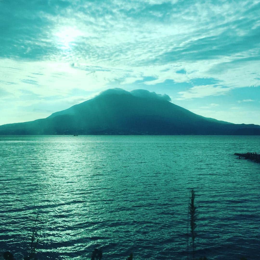 株式会社 住まいずのインスタグラム：「ゆうゆうです‼︎ JRから撮った桜島です(^^) #桜島 #山 #鹿児島 #JR #朝 #火山 #火山灰 #景色 #噴火 #雲 #太陽」