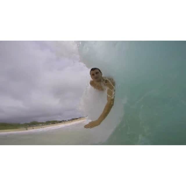 のインスタグラム：「Went to Sandy beach today & bodysurfed this wave which broke in about 30cm's of water. A lot of fun!! 🏄 📹 @jordyharrison #aloha」
