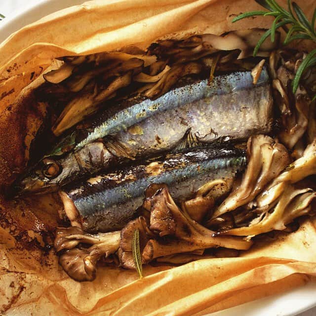 樋口正樹さんのインスタグラム写真 - (樋口正樹Instagram)「Cartoccio  秋刀魚と舞茸の紙包み焼き。紙包み焼きは香りを閉じ込め、旨味を余すことなく調理できるからとっても美味しい。これにニョッキやうどんを入れても美味しい。でも具を入れすぎると包むのがたいへん。  #秋刀魚 #舞茸 #紙包み焼き #Cartoccio #秋の晩ごはん #クッキングラム #食欲の秋 #食欲の止まらない秋」9月28日 21時37分 - higuccini