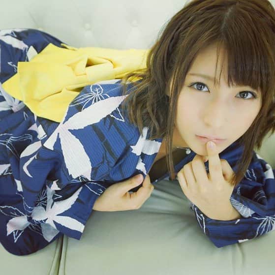 星野ナミのインスタグラム：「欲しいの(星野)POSEで見納め浴衣🌟 今年の夏はスバラシかったよ🐤✨」