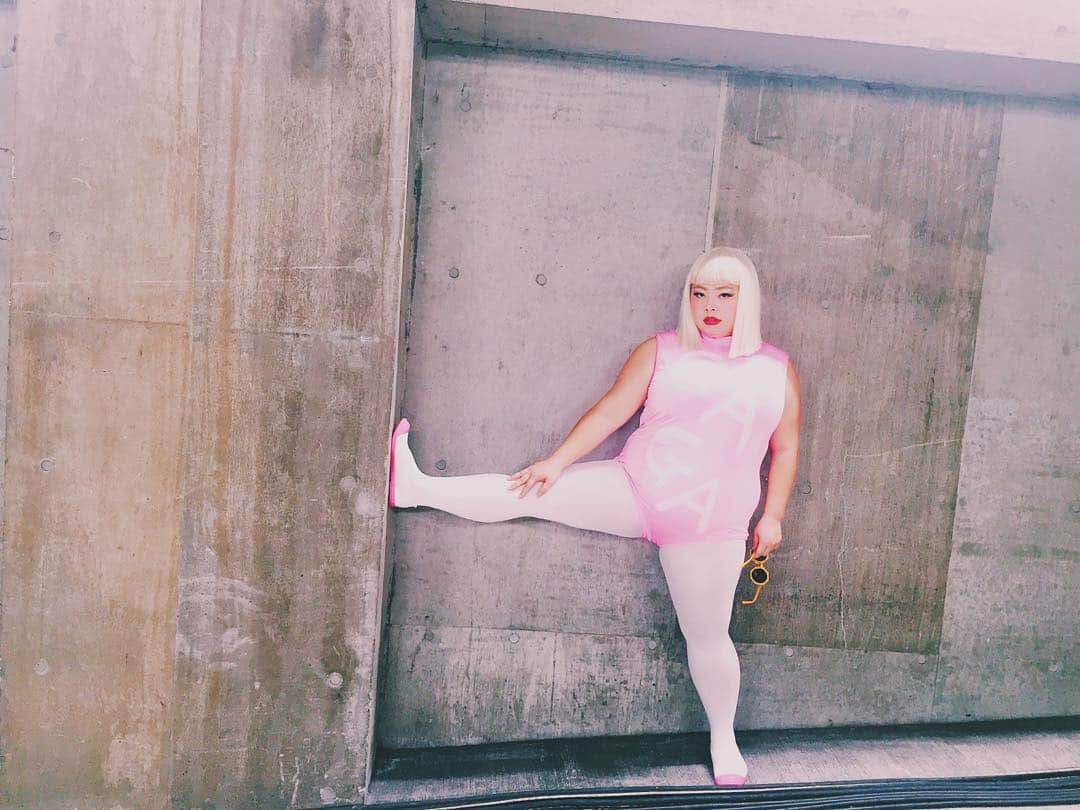 渡辺直美さんのインスタグラム写真 - (渡辺直美Instagram)「LADY GAGA🌝💚🌞 Not a sia #意外と身体柔らかめ😂 #TGC #tokyogirlscollection #owndays #punyus #LADYGAGA #走ったり踊ったりしたから #全身筋肉痛中 #動画もらい次第アップします #siaじゃないよ😂 #誰もわからなそうだから手書きで胸にGAGAって書いたw」9月29日 13時43分 - watanabenaomi703