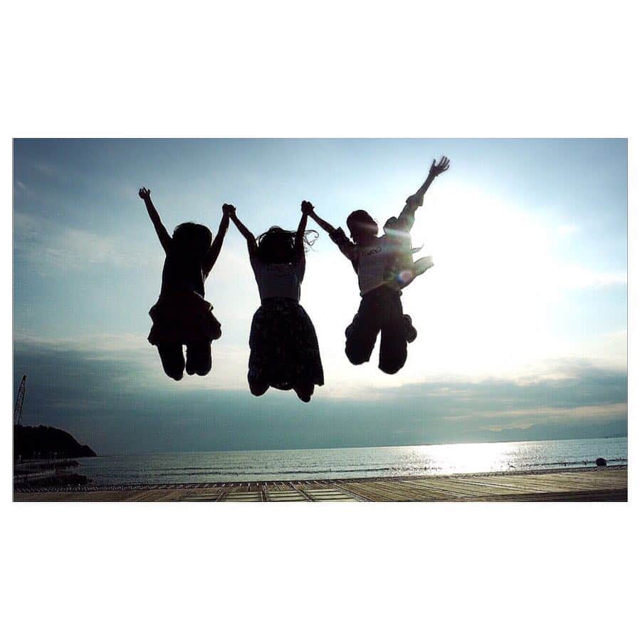稲富菜穂さんのインスタグラム写真 - (稲富菜穂Instagram)「気付けば３人の顔写真がない。. .  けど、 これはこれで良いのです。. .  とっっても大好き。 変わらず大好き。有難う！  #江ノ島 #鎌倉 #海 #sea #逆光 #逆光遊び #ジャンプ  #飛脚 #飛んでる #わろた #２回で成功 #愛してるが止まらない」9月29日 23時24分 - inatomi74