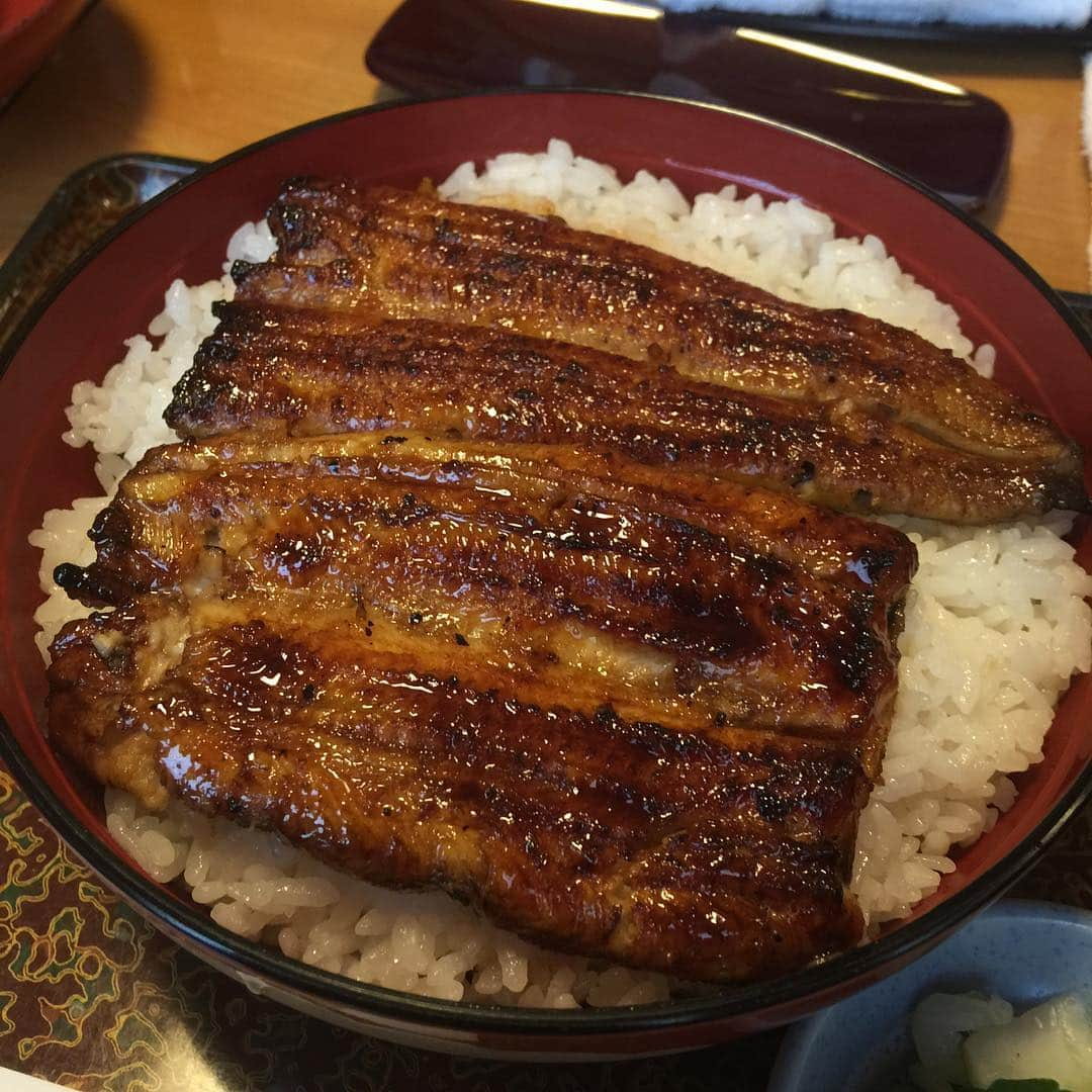 仲本　新のインスタグラム：「人生で鰻食べた中で一番美味しかった！ ゴルフ終わりに キャンさんありがとうございました！ マジでこれ以上の鰻は現れないと思います！」