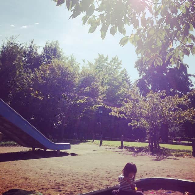 田波涼子さんのインスタグラム写真 - (田波涼子Instagram)「秋晴れ 息子は幼稚園へ。お迎えまで娘とのんびりタイム」9月30日 9時53分 - ryokotanami