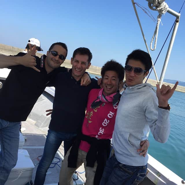 松田大作のインスタグラム：「おいとー👍  この間淡路島に魚釣りにいってきましたよ😝釣れたでー🎣  #魚釣り#淡路島#酒井学#ミルコデムーロ#クリストフルメール#船釣り#酔わなかった#釣れた#楽しかった#また行きたい#」