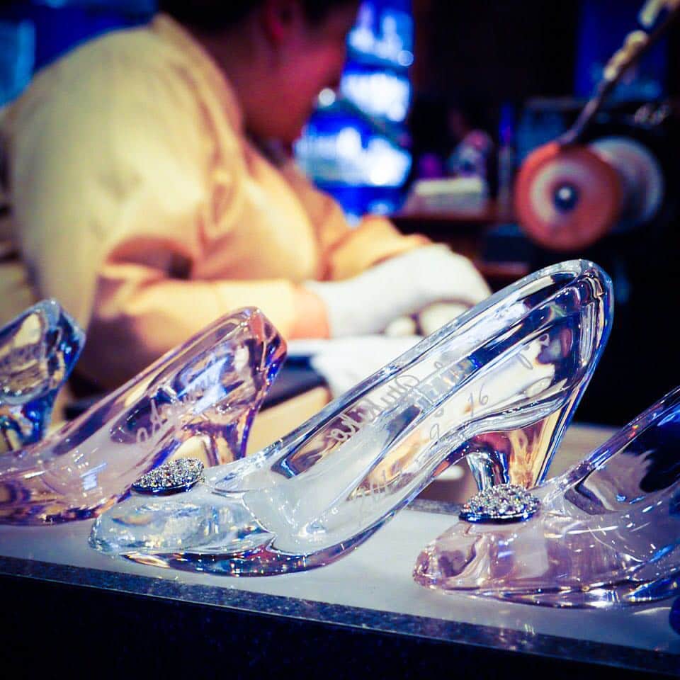 のインスタグラム：「Find your own glass slipper.  あなたのガラスの靴を見つけてくださいね。 #glassslipper #tokyodisneyland #tokyodisneyresort #ガラスの靴 #東京ディズニーランド #東京ディズニーリゾート」