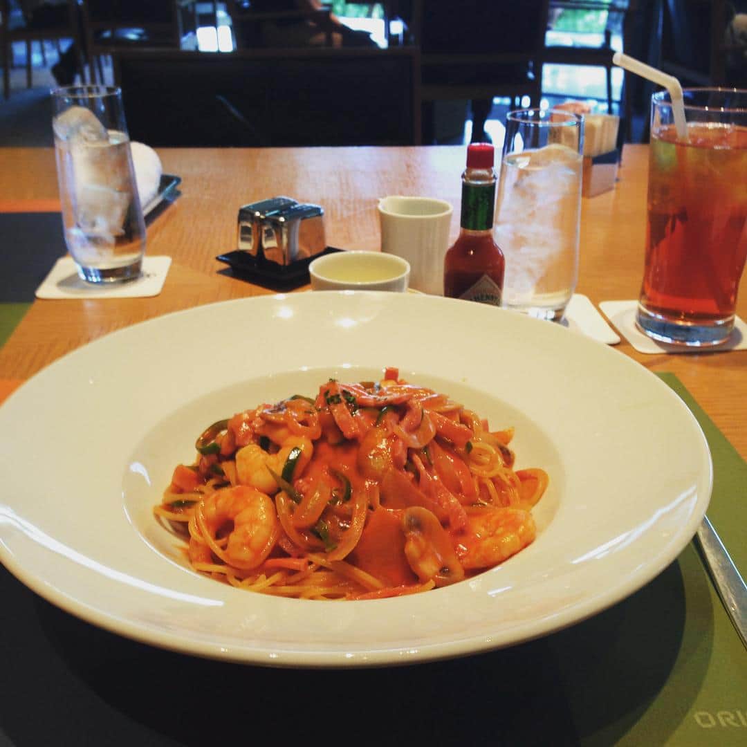 志摩有子さんのインスタグラム写真 - (志摩有子Instagram)「打ち合わせ続きでお昼を食べそびれてやっと今。キャピトル東急のオリガミで懐かしメニューのなかからナポリタン🍝思いのほか熱々で口のなかをヤケド´д` ; #打ち合わせ #ナポリタン」9月30日 15時49分 - ariko418