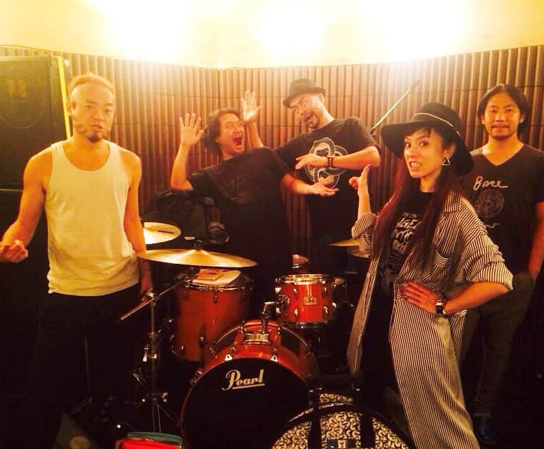 azumiのインスタグラム：「明日はバーニーズニューヨーク25周年のパーティーでライブです！ so-ill（from SOIL &"PIMP"SESSIONS）のライブにSWINGOさんと乱入！ DJ Azumiもやりますよー！ 18時〜DJ Azumi、19時〜ライブ、最後はDJ SHACHO！銀座店です！待ってます！」