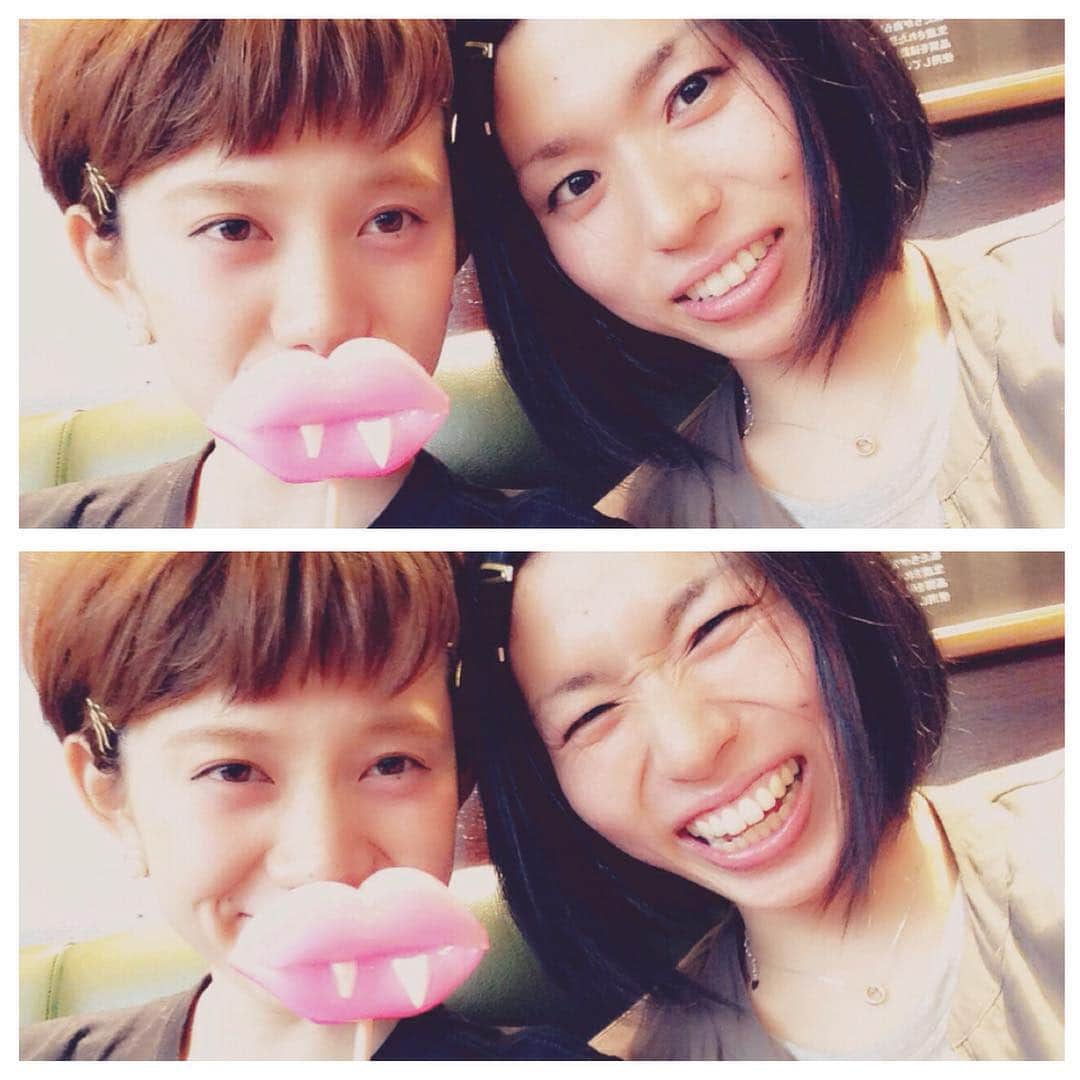 平山奈美のインスタグラム：「しょーもないことでLINEして しょーもないことで爆笑する  そんな仲間がいるから お互いの目標に向かって 毎日頑張れます  いつもありがと あいしてます  #りさなみ#リーグ がんばれよ#久光製薬#新鍋理沙 言いたくないけど#ボブ にしてかわいくなった笑 私は安定の#ショート#オン眉 誰が#くちびるおばけ や#ドラキュラ#くちびる#キャンディー」