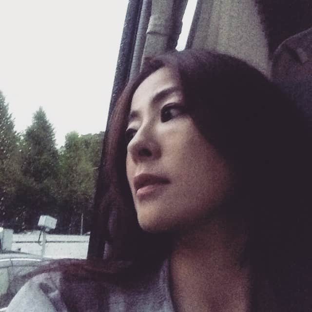 田波涼子のインスタグラム：「本日お仕事。ロケバスにて。 外、雨だし暗いぃぃ、、、 #GOLD  #model」