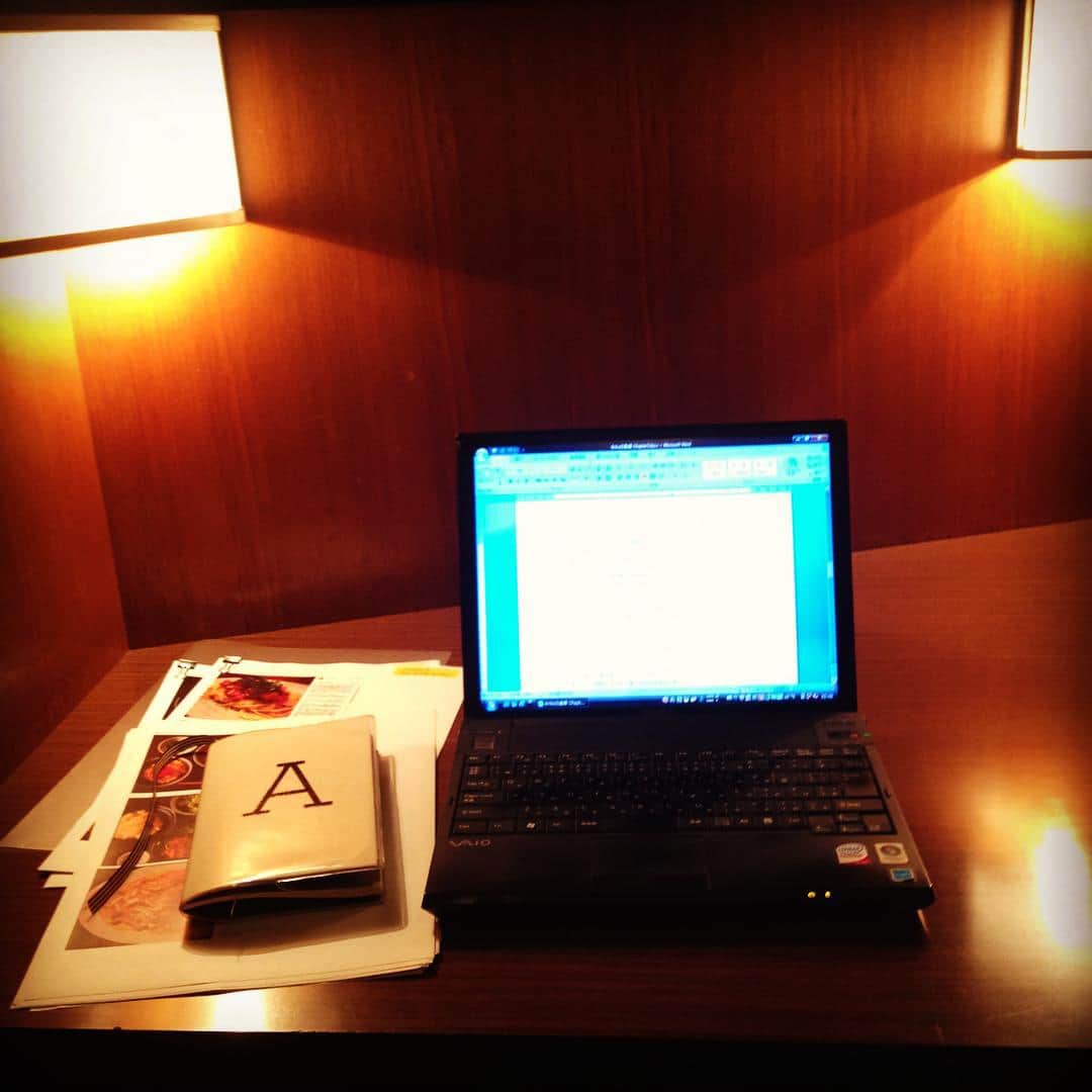 志摩有子さんのインスタグラム写真 - (志摩有子Instagram)「外での入稿場所として頼りにしている有栖川の都立中央図書館がまさかの休館日でショック´д` ; 気を取り直して久しぶりに来た秘密のスポットでゆったり作業中。 #入稿 #カフェじゃできない #自分不器用な人間なので #そろそろPC新調したい」10月1日 15時56分 - ariko418