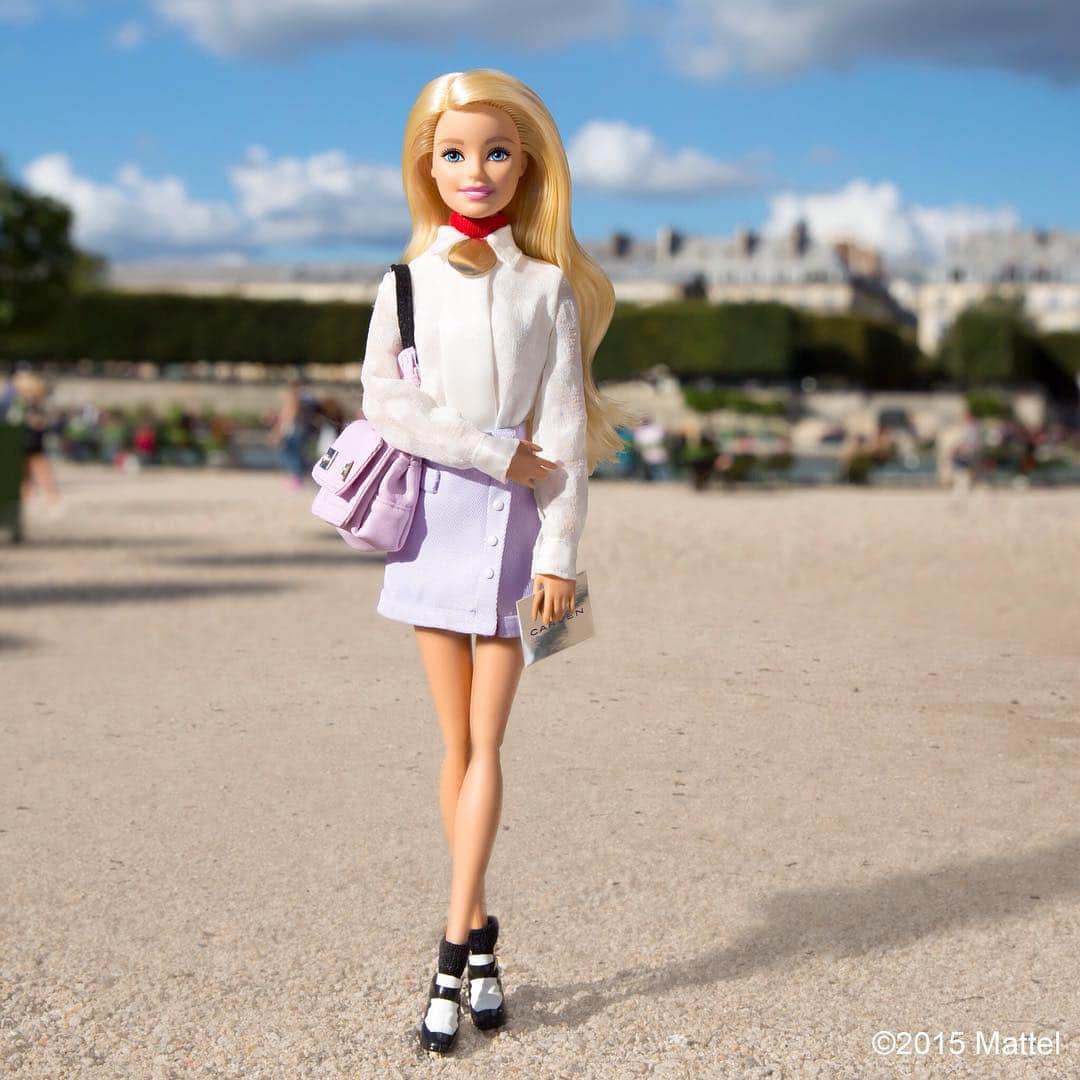 バービーさんのインスタグラム写真 - (バービーInstagram)「Snapped in the Tuileries wearing head-to-toe @Carven_paris, now off to the show! 📷 #Carven #pfw #Carvenshow #barbie #barbiestyle」10月1日 17時49分 - barbiestyle