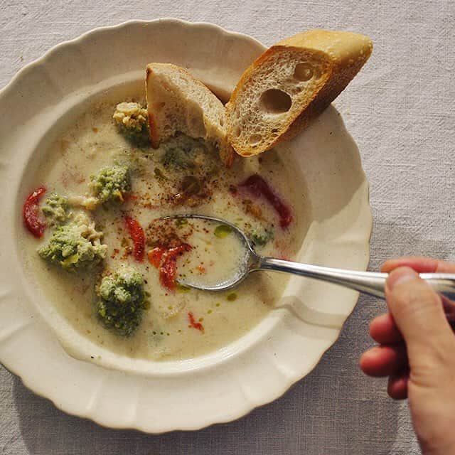 樋口正樹さんのインスタグラム写真 - (樋口正樹Instagram)「Vegetable Soup  今夜はHOSHIKOさん（@hoshiko_dryvege）のロマネスコとミックス野菜で豆乳スープ。じんわり優しく美味しい。朝昼晩とパンを食べてしまいました。  #HOSHIKO #乾燥野菜 #野菜のだし #畑のおだし」10月1日 18時38分 - higuccini