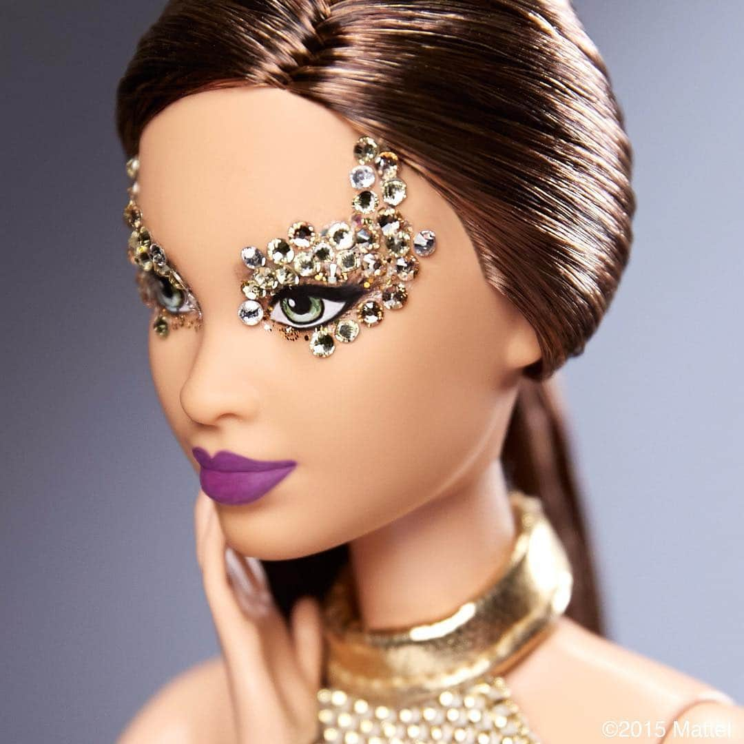 バービーさんのインスタグラム写真 - (バービーInstagram)「This fashion week we’re getting the ultimate insider treatment, beauty looks by the one and only @patmcgrathreal. Here is the first in the series, Barbie by Pat McGrath I, created using @swarovski crystals. ✨ #gold001 #pfw #barbie #barbiestyle」10月3日 2時21分 - barbiestyle